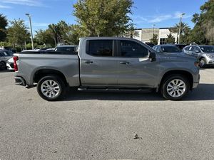 Clean Pre-owned 2023 Chevrolet Silverado 1500 Cabine d'équipe personnalisée RWD avec roues en alliage Système de navigation de siège en cuir Démarrage à distance - Product Image 3
