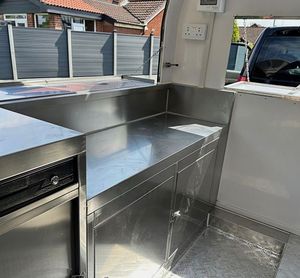 NUEVO Remolque Móvil de Alimentos de Aluminio 8.5x16 para Pizza con Asador Interior, Fregadero de 3 Compartimentos, Estación para Dulces y Papas Fritas, Garantía de 3 Años, Resistente a la Corrosión - Product Image 6