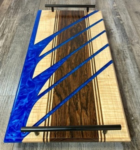 Plateau en bois en résine époxy fait main de luxe, motif de rivière unique, plateau de service artistique, collations, repas, café, thé, cuisine, en stock - Product Image 4