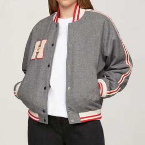 Blousons universitaires classiques personnalisés marron et crème 2025 pour hommes et femmes – Vêtements d'extérieur de baseball stylés et rétro - Product Image 3