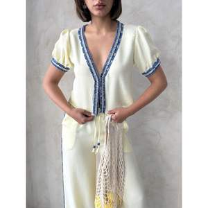 แจ็คเก็ตยีนส์ผู้หญิงสีเหลืองพร้อมดีเทล - Product Image 2