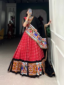 El último diseñador de algodón puro impreso Gamthi Mirror Work Lehenga Choli de FabZone - Product Image 2