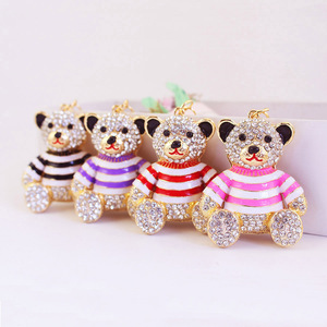 Porte-clés Ours en Peluche Strassé avec <span class=keywords><strong>Pull</strong></span> Émaillé <span class=keywords><strong>Rayé</strong></span>, Fermoir Mousqueton en Alliage de Zinc Doré pour Accent de Sac à Main - Product Image 1