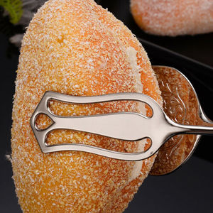 Pince de service alimentaire en acier inoxydable avec finition or antique parfaite pour un restaurant et un hôtel luxueux - Product Image 4