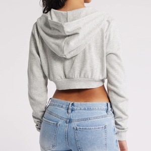 Conjunto de Dos Piezas de Sudadera Corta con Capucha y Pantalones Cortos de Punto con Estampado de Logo Personalizado para Mujer, Diseño Frontal - Product Image 5