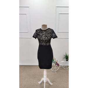 Robe courte en crêpe à col rond et manches courtes pour femme de Jane, avec détail en tulle transparent, élégante et chic pour les soirées - Product Image 5