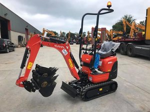Mini-excavatrice Kubota K008-3 rouge sur chenilles, godet de 0,03 m³, rayon de braquage court, mini-excavatrice électrique compacte sur chenilles - Product Image 2
