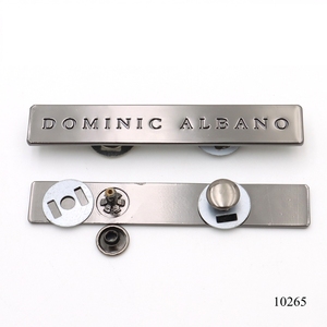 Fornecedor de Logotipos Metálicos de Alta Qualidade para Bolsas: Placa de Identificação de Metal em Liga de Zinco Gunmetal com Logotipo Personalizado Gravado e Rebite, Etiqueta de Marca em Relevo - Product Image 3