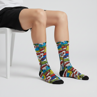 Chaussettes décontractées personnalisées anti-bactériennes Coolmax imprimées numériquement aux couleurs printanières, fabriquées à Istanbul, Turquie, avec logo sur le corps du chaussette.
