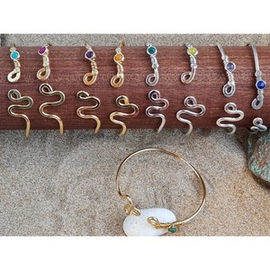 Bracelets de mode plaqués or et argent avec design en fil torsadé et accents de pierres colorées pour la revente - Product Image 2