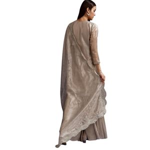 Cutdana gris et sequin Kurta avec travail de pierre Dupatta en tissu pour les occasions élégantes de gros mariages réceptions et vrac - Product Image 4