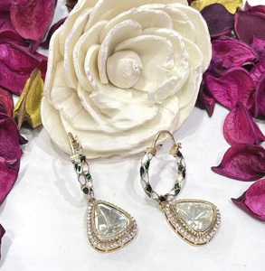 ต่างหูดีไซน์หรูหรา คุณภาพเยี่ยม ชุบทอง ประดับด้วยหิน ดูดีมีระดับ เหมาะสำหรับงานแต่งงาน คอลเลคชั่นสำหรับผู้หญิงและเด็กผู้หญิง - Product Image 1