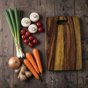 Planche à découper en bois artisanale, surface de coupe lisse, idéale pour les légumes, les fruits et le pain, vente en gros en provenance d'Inde - Product Image 2