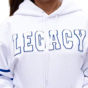 Sudadera con capucha blanca Varsity Legacy con algodón suave y letras de chenilla para miembros de la Hermandad Ropa griega elegante - Product Image 4