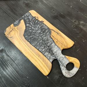 Planche à découper ronde en résine rose, planche à pizza, planche à fromage, bois d'acacia créatif, logo personnalisé, fabricant en gros, fait à la main, 2023 - Product Image 2