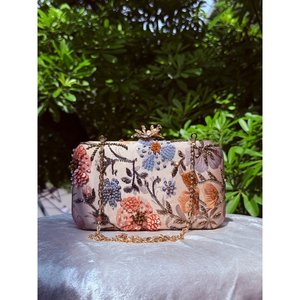 AZIZA FASHION DREAM Pochette élégante à fleurs perlées avec chaîne, fermeture à rabat, doublure en polyester, sac de soirée fait main 1L - Product Image 1