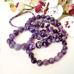 สร้อยข้อมืออเมทิสทำด้วยมือพร้อมคริสตัลอัญมณี8มม. สีฟ้าหินธรรมชาติยืดได้พอดีกับถุงของขวัญและการ์ดรวมอยู่ด้วย - Product Image 1