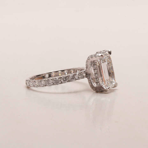 Bague en diamant CVD de laboratoire taille émeraude de 1,50 carat / Halo caché avec pavé demi-éternité - Parfaite pour les fiançailles - Product Image 2