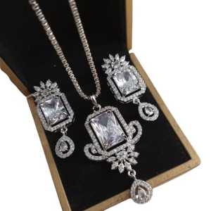 Bijoux en acier inoxydable avec broderie en pierre de couleur dorée pour dames, vêtements de mariée - Product Image 1