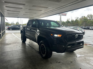 Toyota Tacoma TRD Off Road d'occasion propre 2024 - Product Image 2