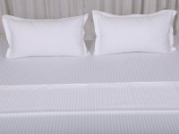 Ensemble de literie de luxe 3 pièces en satin 210TC pour lit Queen Size, qualité supérieure, 2 taies d'oreiller, design uni, pour hôtel et maison, plié
