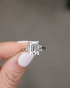 Anillo de Tres Piedras con Moissanita Corte Esmeralda de 10x8mm con Piedras Laterales de Moissanita Baguette, Chapado en Oro Blanco, Joyería de Compromiso y Boda - Product Image 1