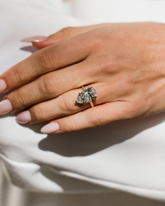 Bague de fiançailles Solitaire Moissanite coupe poire 12x8mm en serti or classique à cinq broches | Bijoux fins de mariage de mariée - Product Image 1