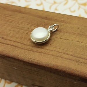 Joyería artesanal para niños, colgante redondo de Plata de Ley 925 con diamante y Perla, piedra preciosa, diseño de cabujón con reverso plano - Product Image 1