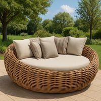 Elegantes und gemütliches Rattan-Tages bett, perfekt für Außenbereiche, Hotels oder Resorts