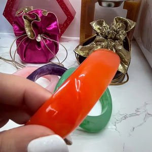 Brazaletes de resina de calidad superior con elementos naturales incrustados, flores secas hechas a mano, hojas, para una declaración de moda única - Product Image 1