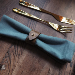 Ronds de serviette en cuir tanné végétal faits à la main Luxe unique avec ornements en cuir découpés à la main cousus à la main pour les fêtes - Product Image 2