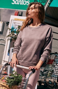 Sudadera de cuello redondo pesado de algodón orgánico para mujer-Negro, forro polar de 9 oz, interior suave cepillado, cálido y sostenible - Product Image 6