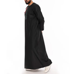 Derniers modèles Thobe Jubbah pour homme Demi-manches confortables Logo personnalisé Qualité supérieure avec poches Vêtements pour homme grande taille - Product Image 5