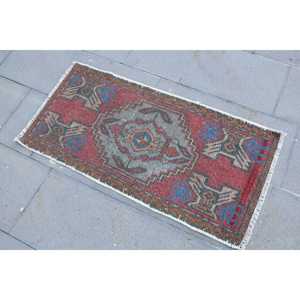 Tapis de 1,7 x 3,3 pieds, tapis turc vintage, tapis oriental en laine rouge - Product Image 2