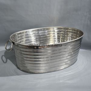 Grand seau à glace d'inspiration vintage pour bars Refroidisseur à vin rustique et durable en acier inoxydable avec ample rangement et poignées uniques - Product Image 1