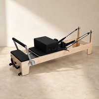 Machine de Pilates Reformer avec cadre en bois d'érable massif, ressorts allemands et appui-tête réglable pour studios commerciaux