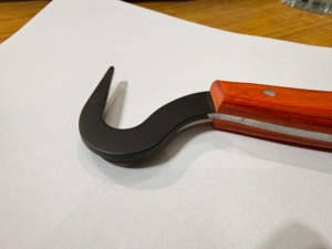 Cuchillo de Precisión para Pezuñas Equinas |   Cuchilla Negra Curva con Empuñadura de Madera Dura |   Suministros para Herradores - Product Image 4