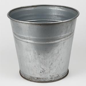 Jardinière galvanisée antique avec surface traditionnelle parfaite pour la décoration de jardin saisonnière festive et les maisons élégantes - Product Image 5