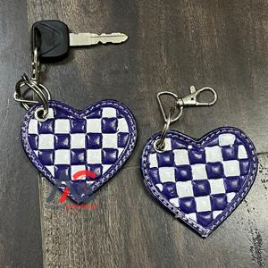 Porte-clés en cuir à carreaux en forme de cœur, tendance, artisanal, nouveau, vente en gros, cuir véritable, charme de sac à main, porte-clés pour femmes - Product Image 1
