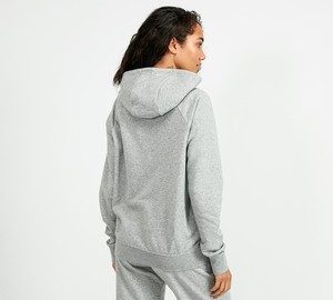 Fabricant de survêtements pour femmes offrant des ensembles de survêtements à capuche et pantalon de survêtement courts en deux pièces avec logo personnalisé en gros, fabriqués en polyester de haute qualité - Product Image 4