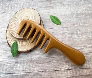 Masseur de tête naturel fait à la main peignes à cheveux pas de statique sain en bois démêlant bois de santal peigne en bois à dents larges pour cheveux bouclés - Product Image 3