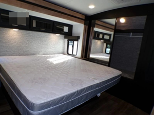 Autocaravana Usada en Excelentes Condiciones, Modelo K-E-Y-S-T-O-N-E RV CO O-U-T-B-A-C-K 330RL 2022, Alto Rendimiento, 36 pies de Largo, 2000 kg de Carga Útil, Color Oscuro, en Venta - Product Image 2