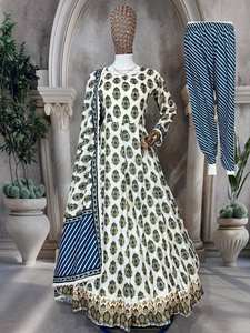 Ensemble trois pièces Kavya Designer Anarkali : Robe, pantalon et dupatta en pur coton cambric imprimé numérique avec doublure intérieure - Product Image 5