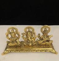 Artisanat traditionnel indien aspect Antique avec Statue de Laxmi Ganesh Sarasvati, Temple rectangulaire plaqué argent avec Statue