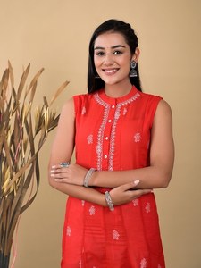 Kurta d'été élégante en coton, brodée de motifs ethniques, sans manches, taille naturelle, coupe trapèze, faite à la main, lavable, prête à porter - Product Image 2