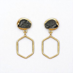 Tourmaline noire brute pierre précieuse à la main plaqué or boucles d'oreilles pendantes hexagone métal boucles d'oreilles bijoux personnalisés - Product Image 1