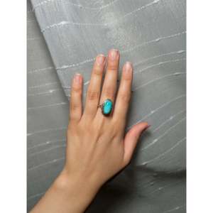 Anillo Boho de Plata de Ley y Turquesa Kingman Arlene Yazzie, Corte Esmeralda con Platino Liso, Talla 6, Certificado IGI - Product Image 5