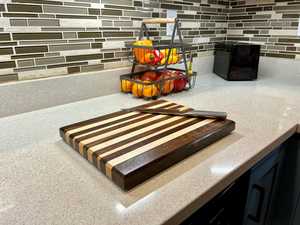Planche à découper de cuisine éco-consciente Planche en bois artisanale pour maisons modernes, planche à fromage avec couteau en acier inoxydable - Product Image 4