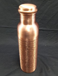 Bouteille d'eau en cuivre personnalisée de vente chaude gravure complète artisanat naturel verres en plastique - Product Image 2