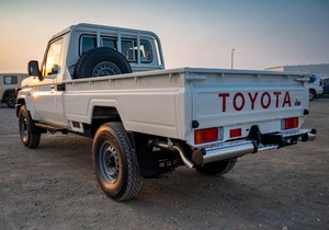 Toyota Land Cruiser Usada con Caja de Cambios Manual y Automática, Diésel, Volante a la Izquierda, Interior Oscuro, Camioneta en Venta - Product Image 4